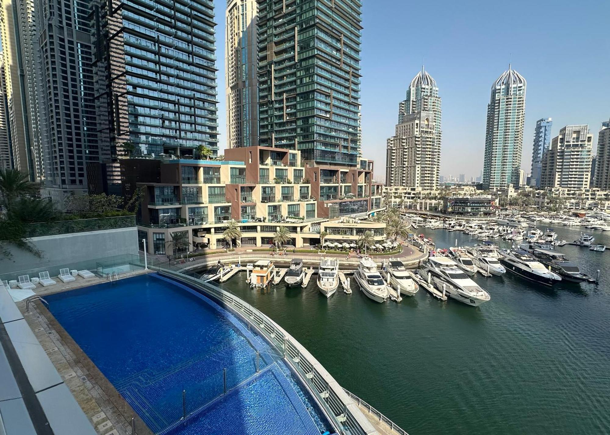 Maison Privee - Sleek In Marina Famous Twisting Tower Apartment Dubai