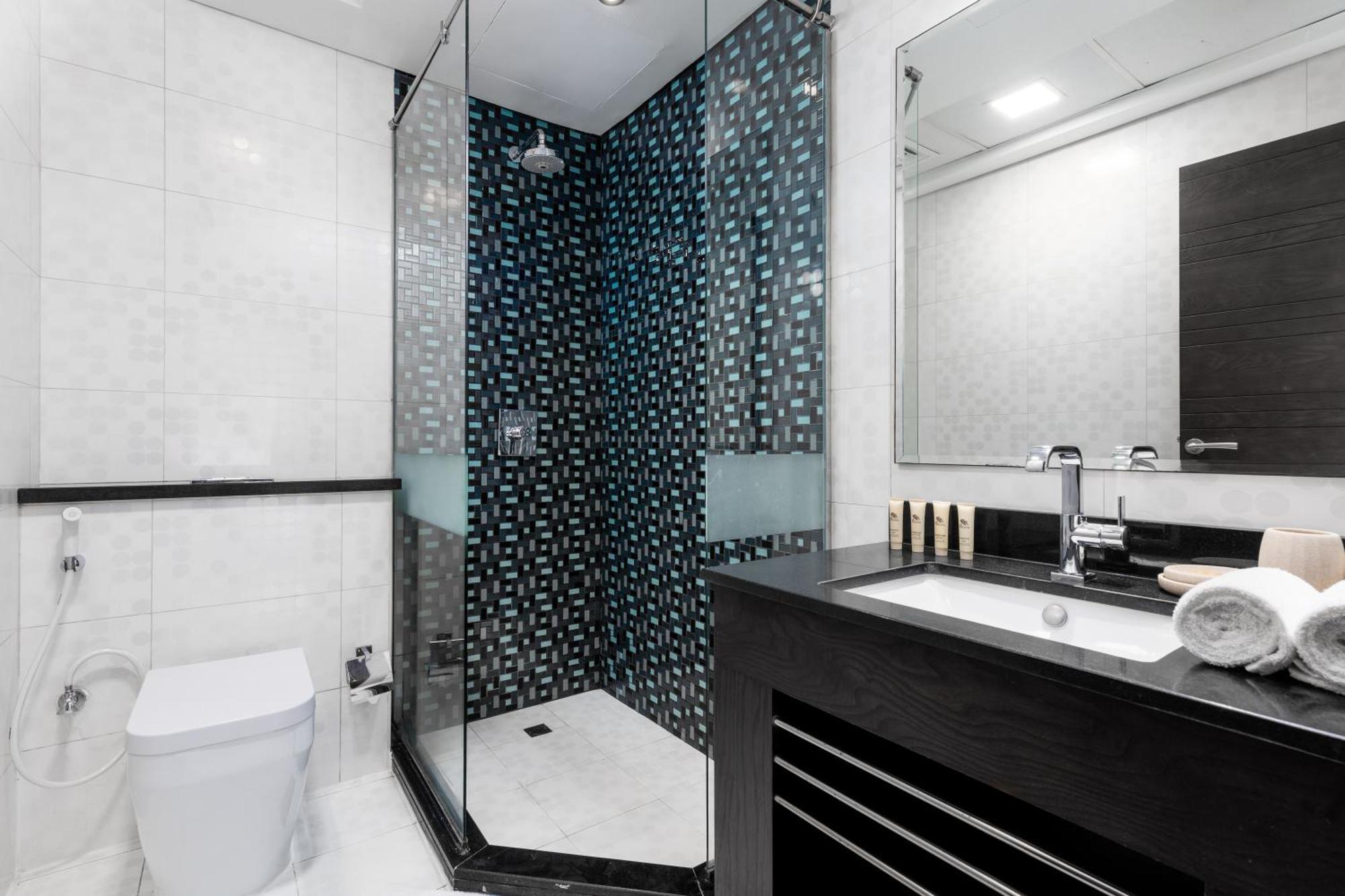 Maison Privee - Sleek In Marina Famous Twisting Tower Apartment