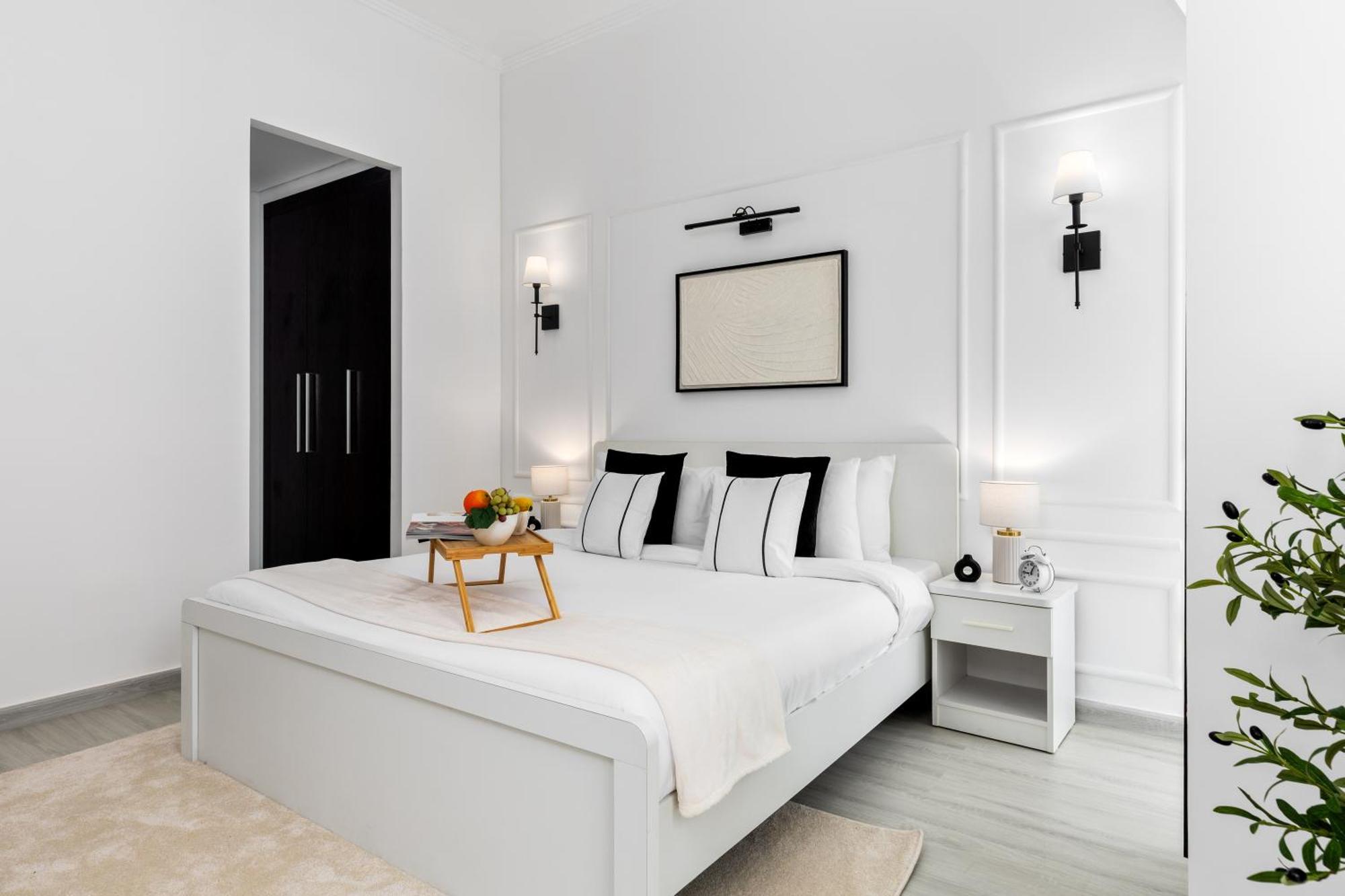 Maison Privee - Sleek In Marina Famous Twisting Tower Apartment