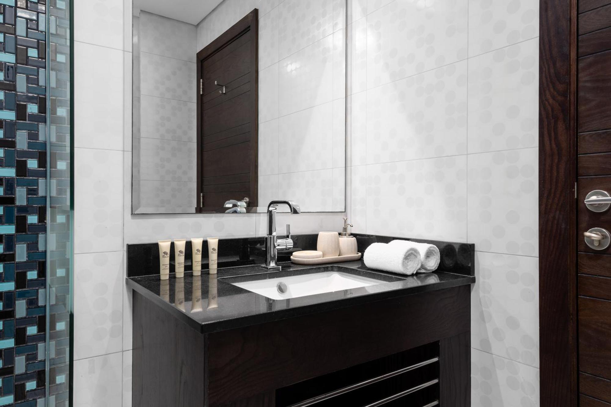 Maison Privee - Sleek In Marina Famous Twisting Tower Apartment Dubai